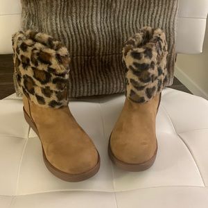 NWOB Bebe Women’s Logo Embellished Animal Print Faux Fur Trim Boot  Size 8.5